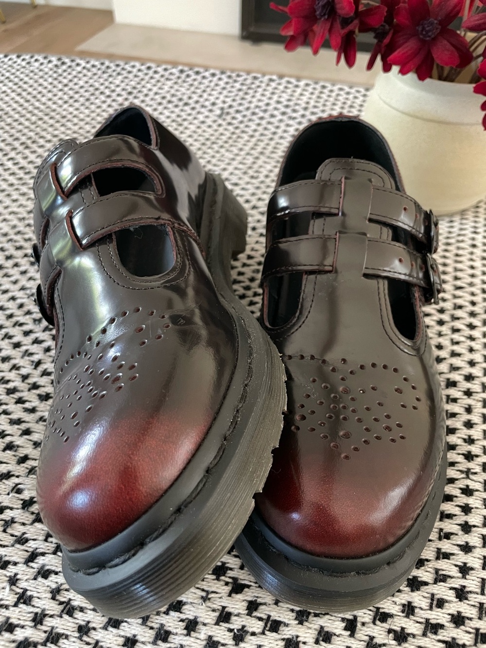 New Dr. Martens Mary Jane Brogue Burgundy High Shine Rub Off Arcadia - Picture 9 of 13
